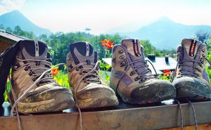 Einmal um die ganze Welt – wandern 1 Beim Wandern ist gutes Schuhwerk die "halbe Miete". (c) Peter Freitag_pixelio.de