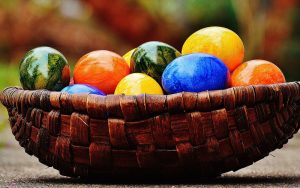 Ostern ohne Ei geht gar nicht - Wissenswertes rund ums Osterei 1 Darf zu Ostern nicht fehlen: ein Korb voll mit bunten Ostereiern. (c) Pixabay.com